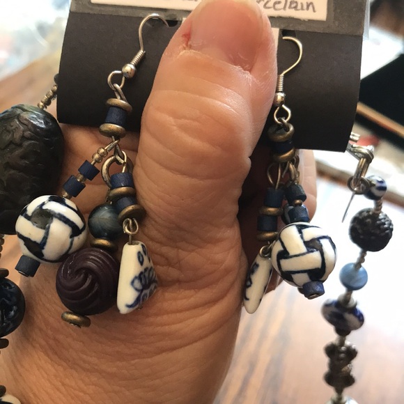 Gently worn THREE LADIES porcelain necklace with matching earrings - Picture 3 of 7